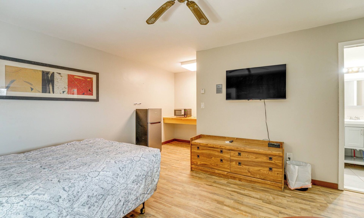 Clarkston Apartment | Pet-Friendly Studio Near Pine Knob: Bring Skis!
