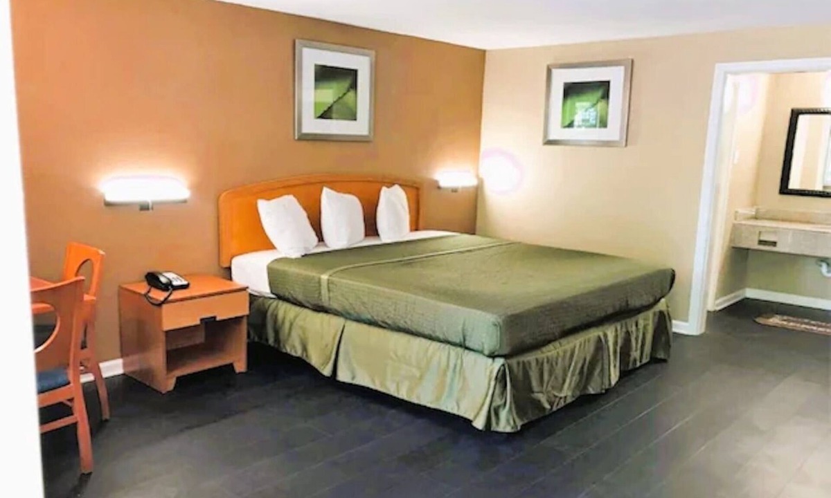 Governor's Walk Hotel | Pet-Friendly Room with Free Parking near Donald L. Tucker Civic Center