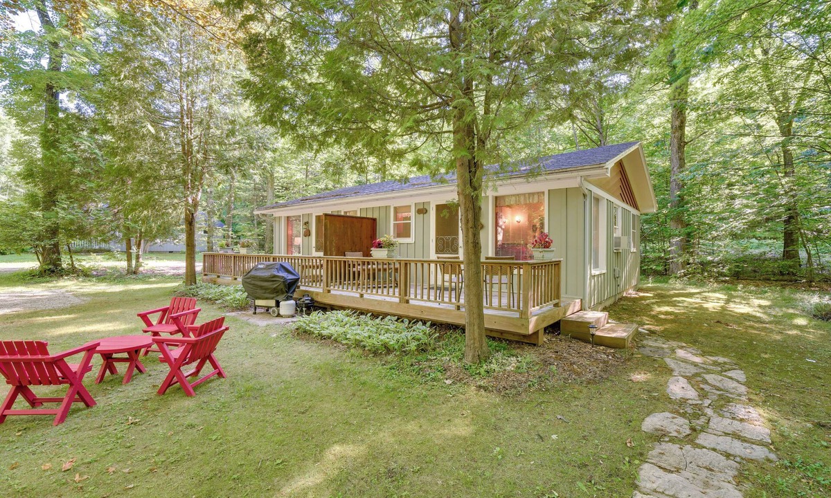 Fish Creek Cottage | 'Pine Cottage' Duplex w/Deck: Walk to State Park!