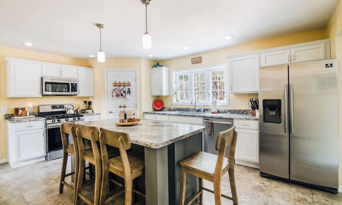 Boyne Falls House | Pond Creek Cottage, Tucked Away, Near Boyne Mount!