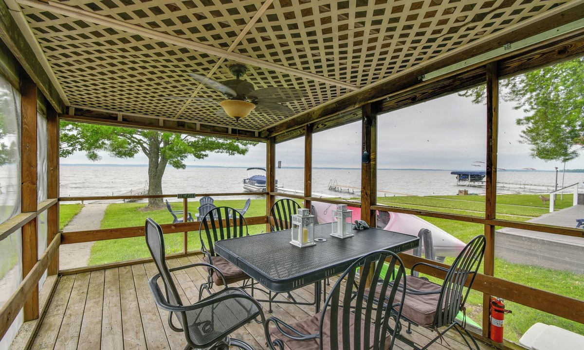 Houghton Lake Cottage | Porch + Views: Waterfront Home on Houghton Lake!