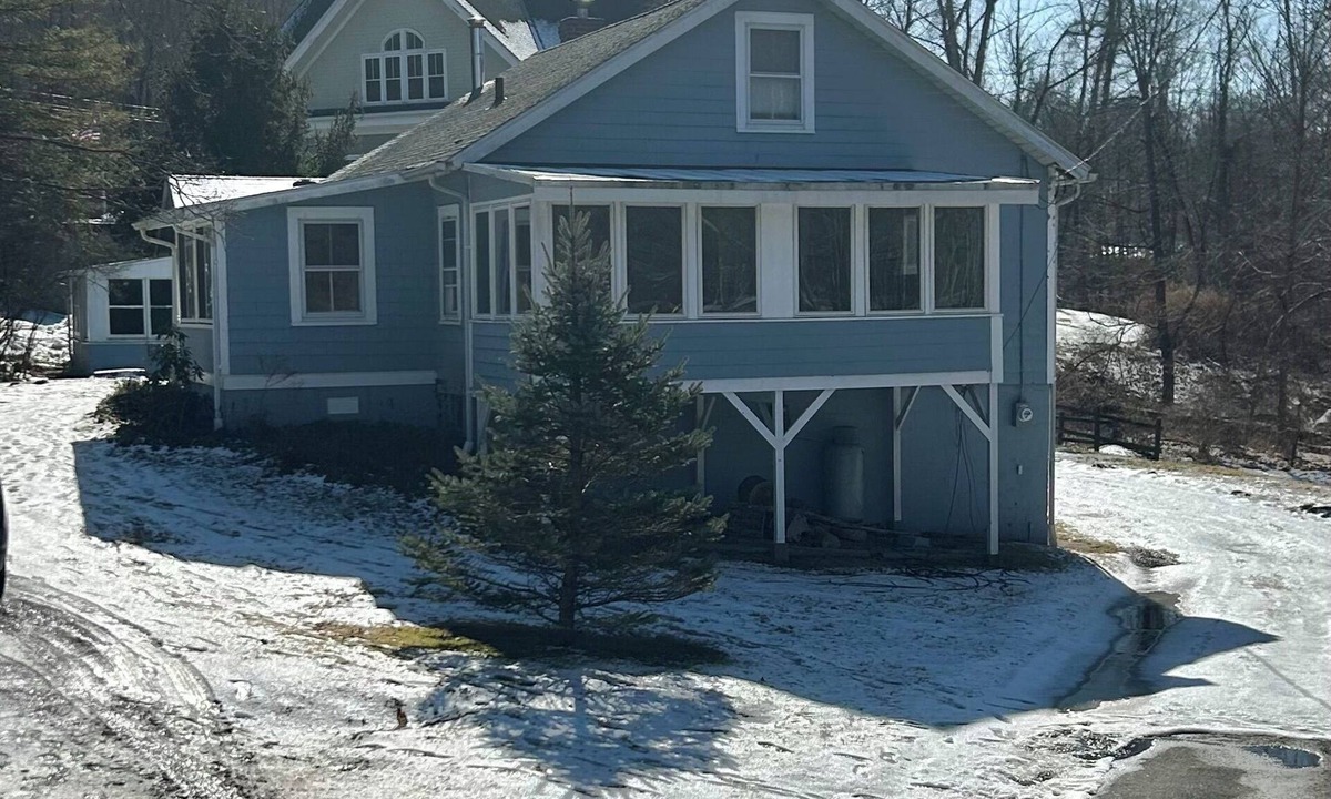 North Salem Cottage | Quaint 2-bedroom cottage in North Salem with WiFi access