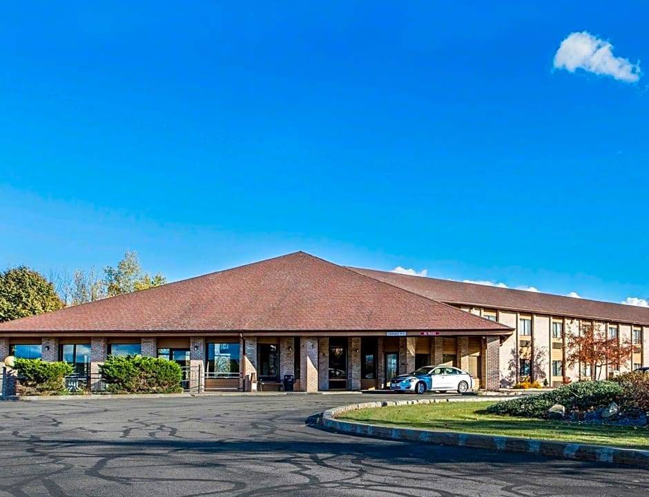 Mosinee Hotel | Quality Inn Central Wisconsin Airport