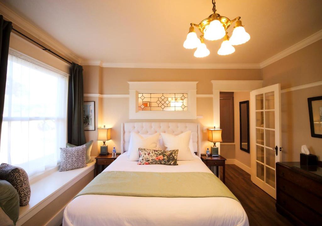 Siskiyou-Hargadine Historic District House | RedTail Inn - 3 Suites Sleeps up to 12