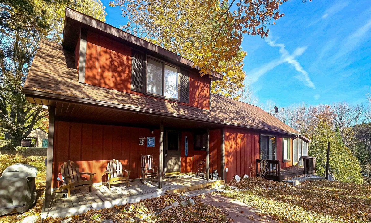 Thompsonville House | Riverfront Cabin with Stunning Views, Fire pit, Gas Grill & WIFI