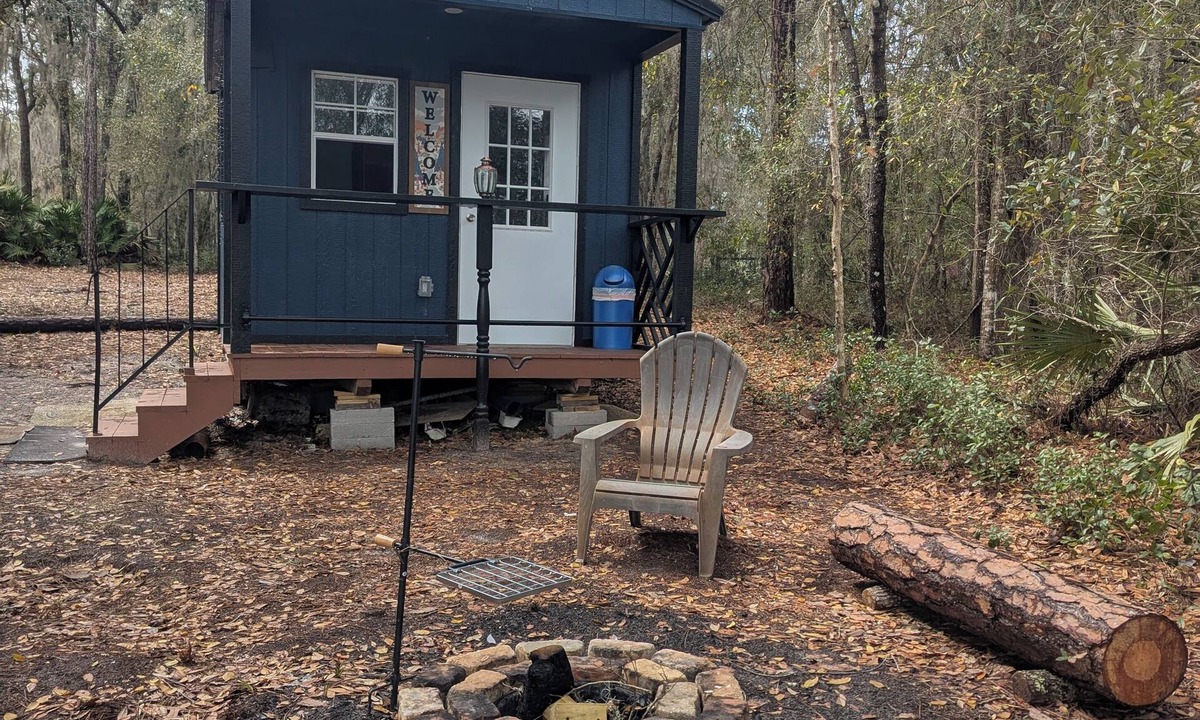 Edgar Cabin | *Romantic Hideaway Cabin, Hammock + Fire Pit with free parking & Pet-Friendly*