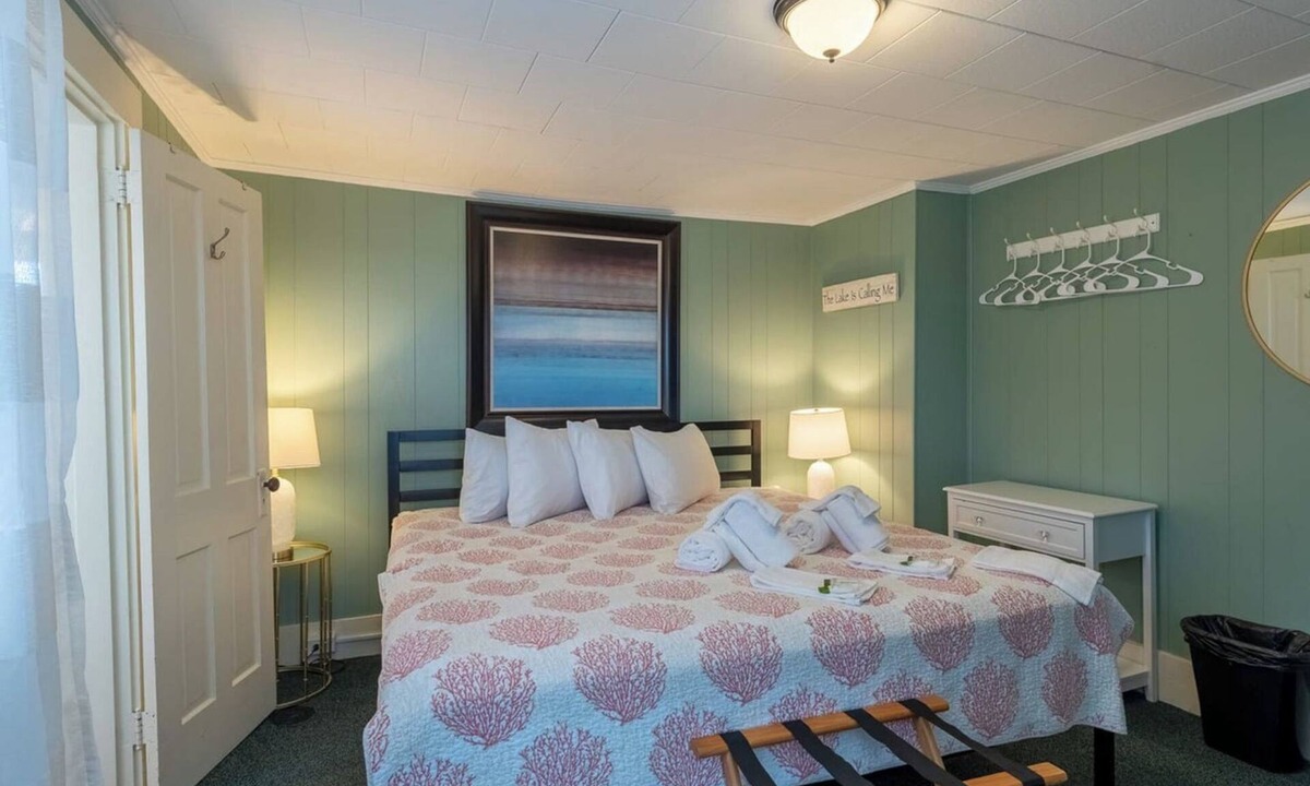 Weirs Beach House | Room 2 (Second Floor Private Bathroom)