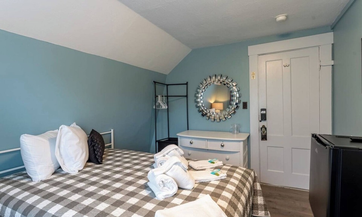 Weirs Beach House | Room 8 (3rd Floor and Shared Bathroom)