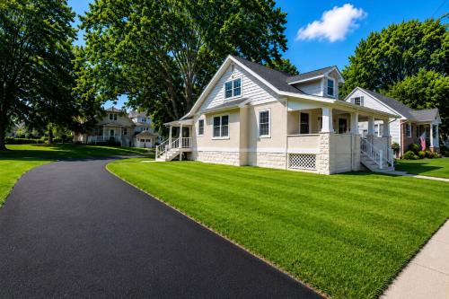 Glassboro Apartment | Rowan University Home Sleeps 12 with 10 Car Parking 20 min to Philly
