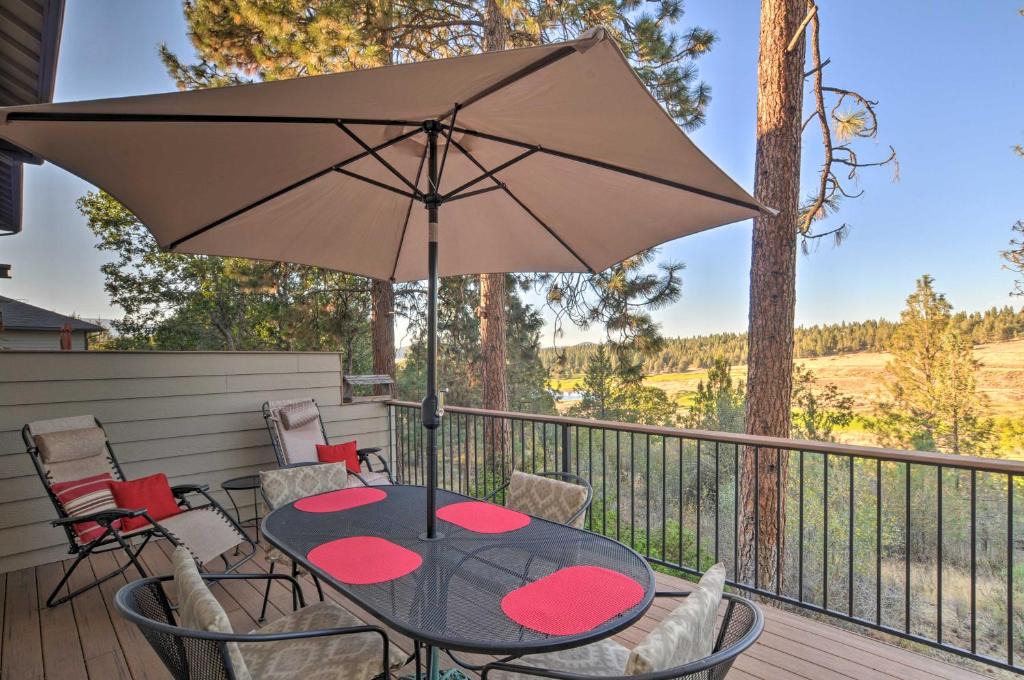 Klamath Falls House | Rustic Klamath Falls Retreat with Private Deck!