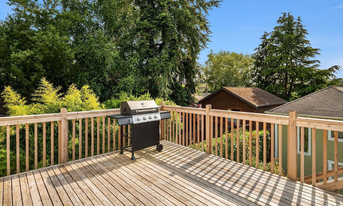 Madrona House | Seattle Vacation Home: The Campus; 8 bedrooms - sleeps up to 23!