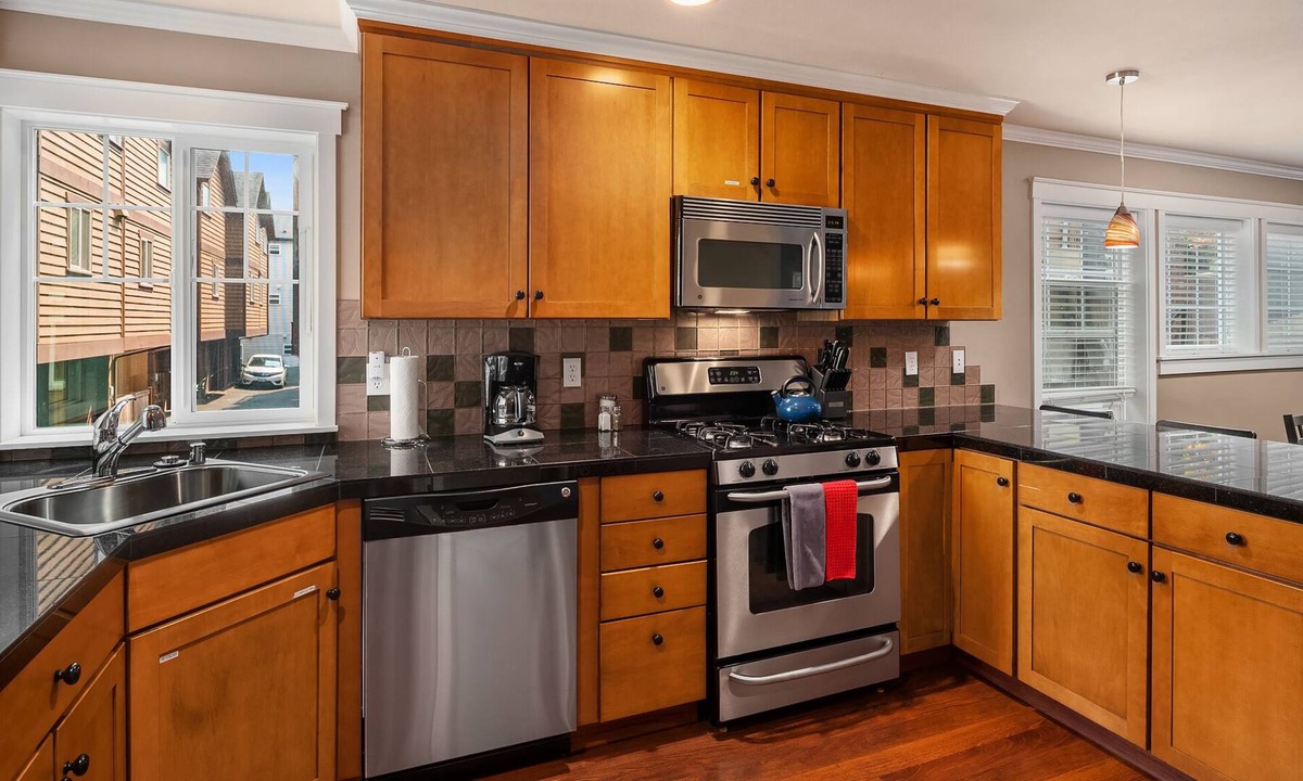 Harrison/Denny-Blaine House | Seattle Vacation Home: Upscale & PRIME Location - Modern Kitchen | Jetted Tub | Garage