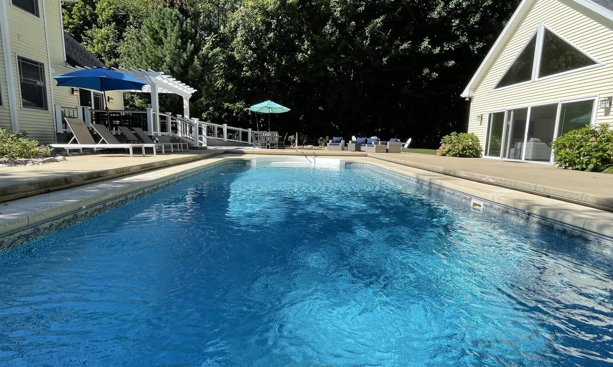 Three Oaks House | Secluded retreat Heated pool 13 acres pool table playground
