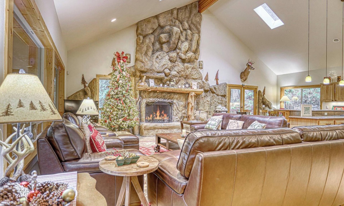 Zigzag Cabin | Spacious Barlow Trail Lodge, 2 fireplaces, media room, hot tub