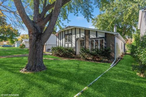 Russell House | Spacious home near DT Libertyville With Rec Room