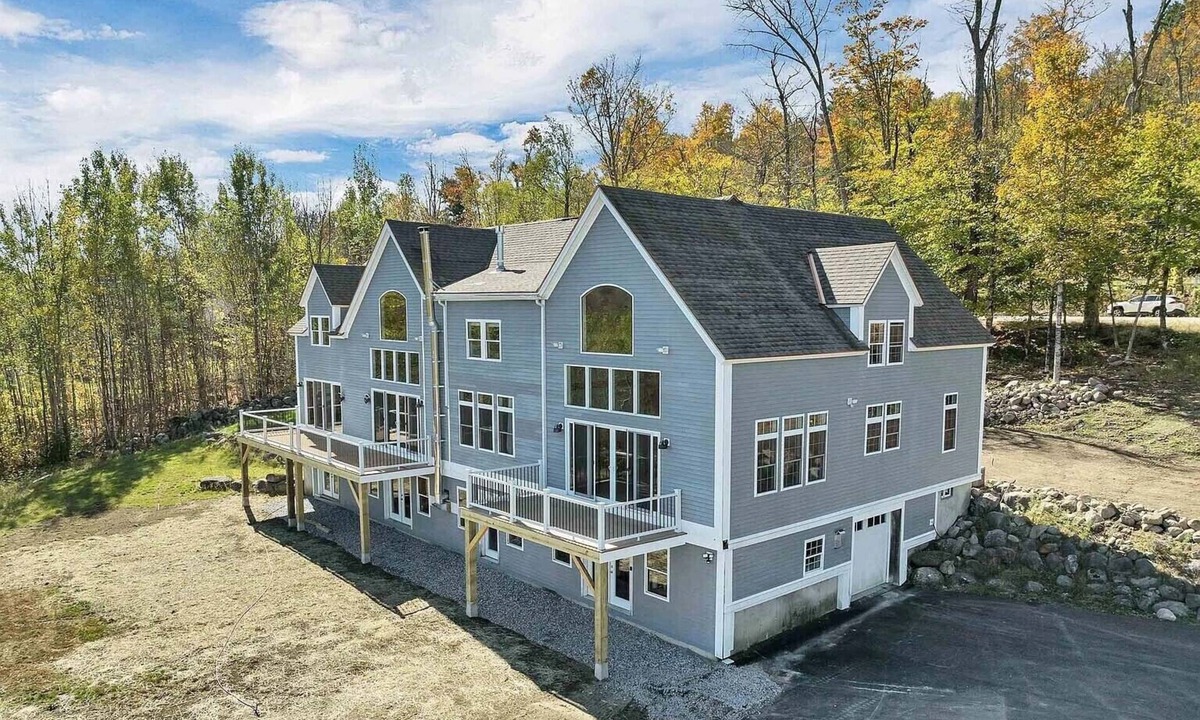 Campton House | Spacious Luxury Home, Privacy & Stunning Mountain Views