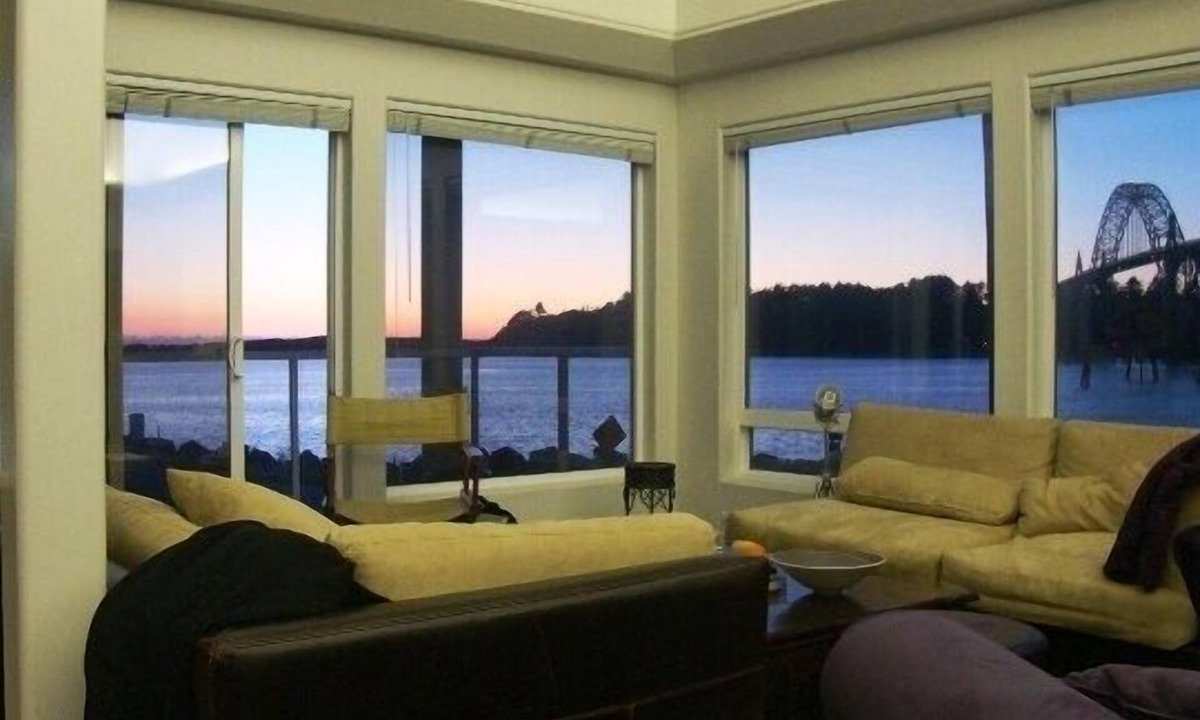 Newport House | Spectacular with Deals @ Super Fun Ocean House & Location; Great Water Views!