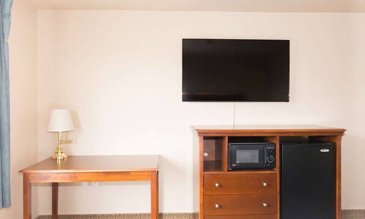 McMinnville Hotel | Standard Queen Room | Free Parking and Access to Indoor Pool