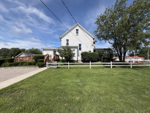 Geneva-on-the-Lake House | Stately Strip Home Pets OK Walk to Winery