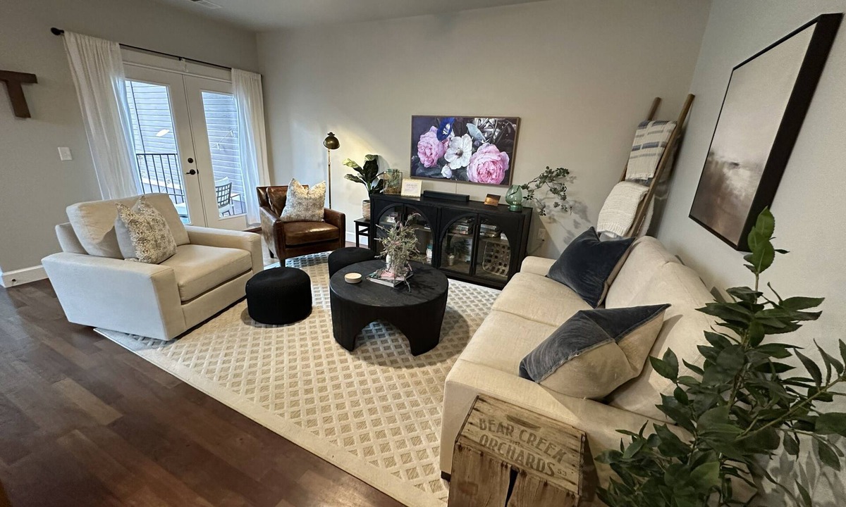 Jacksonville House | Stay in the heart of historic Jacksonville at Selah House. Walk to Britt Festival, restaurants, wine tasting, shops, and downtown in minutes. Features luxury Saatva mattresses, a spa-like primary suite, garage parking, and a covered balcony.