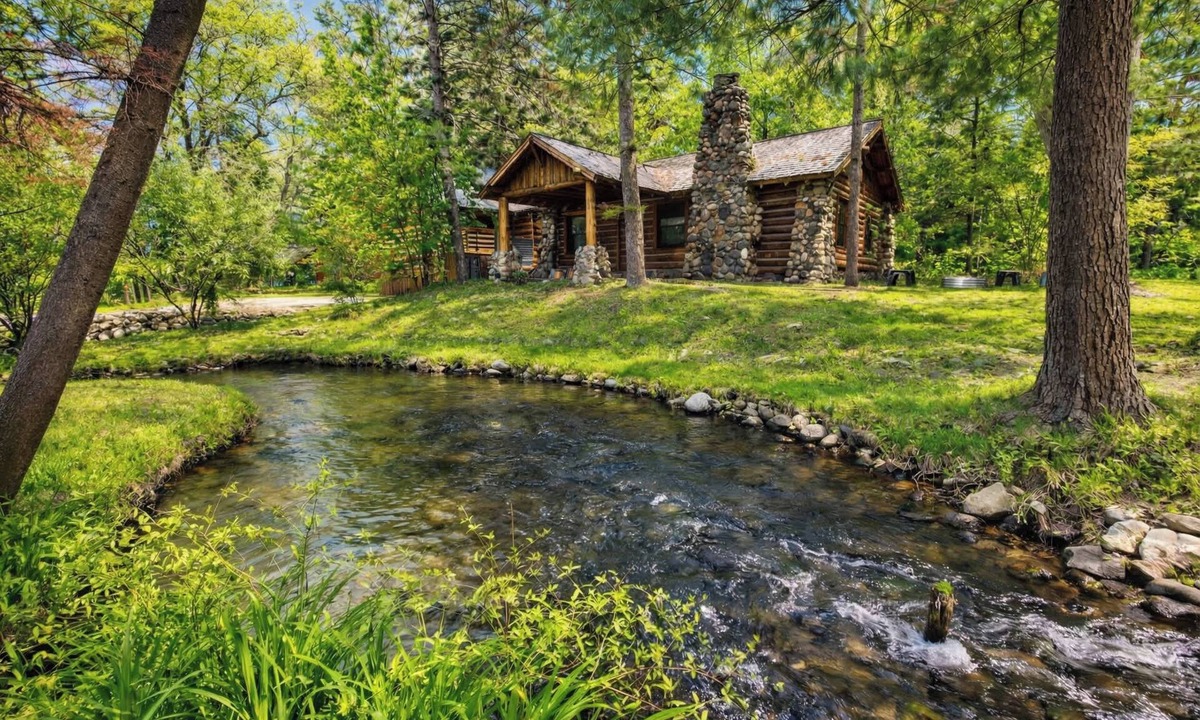Traverse City Ski Chalet | StepsToBeach HotTub Fireplace North Coast Gem