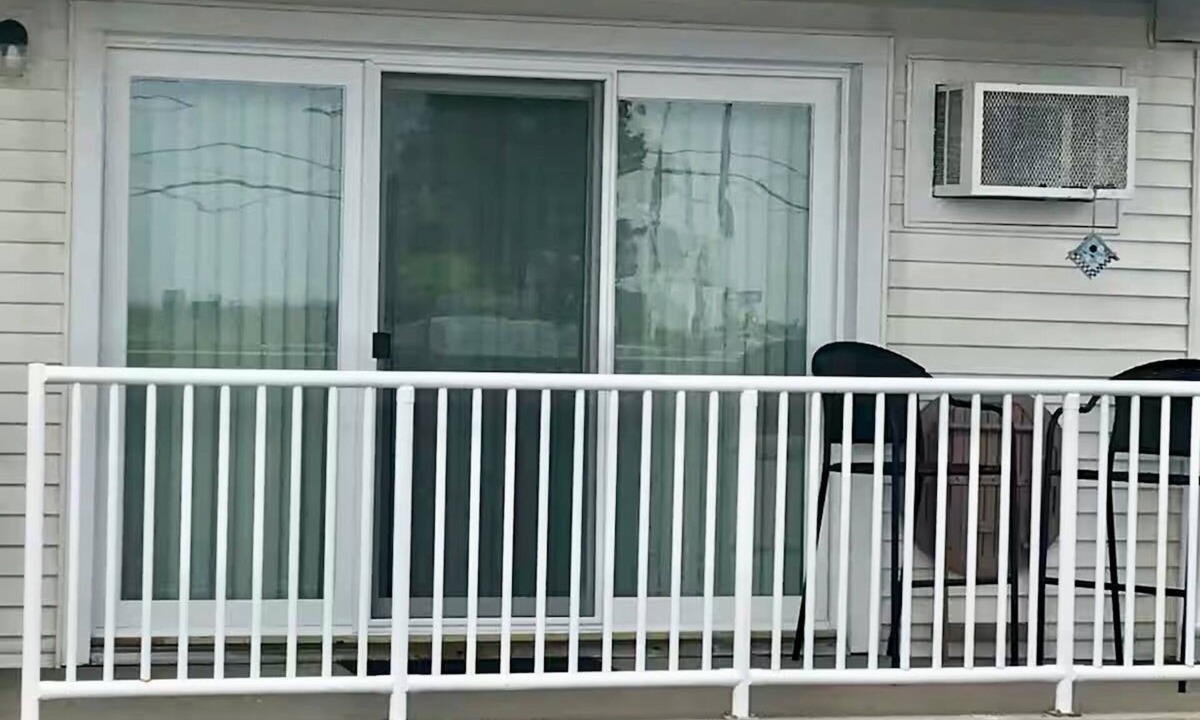 Hampton Apartment | Studio unit w/ocean view balcony, pool, WiFi and AC