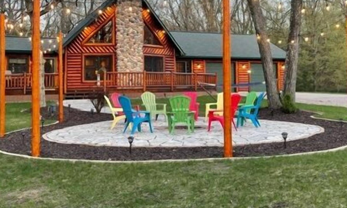 Nekoosa Cabin | Stunning Lake Petenwell Log Home Near Sand Valley Golf