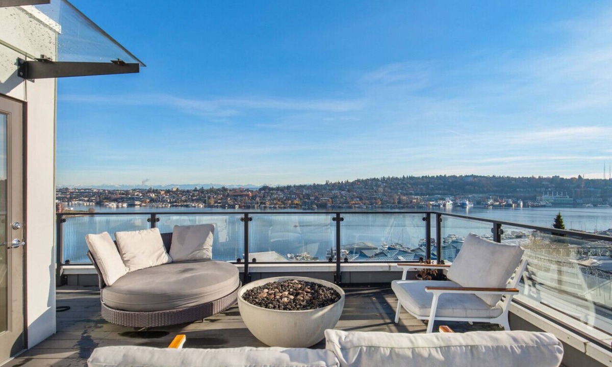 East Queen Anne Villa | Stunning Queen Anne Hill Haven: Rooftop Lake Views!