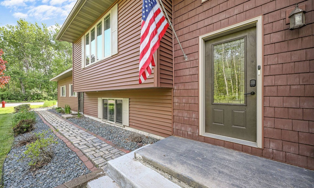 Mosinee Apartment | Stylish 2-Bedroom Upper-Townside Getaway I Firepit I Deck I Yard