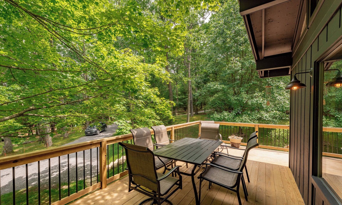 North Glade Hills House | Stylish Dog Friendly Cabin Near Lake, Trails & Skiing