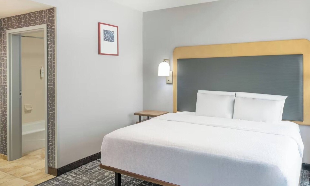Canonsburg Hotel | Stylish Two King Studio Suites Minutes from Shops, Dining & Entertainment
