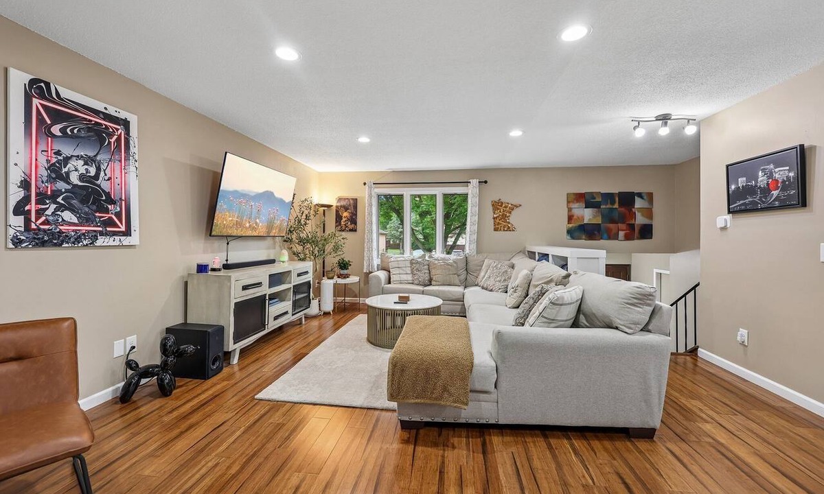 Mounds View House | Sunnyside Stay - 5BR/Theater/Games. Near NSC & TPC