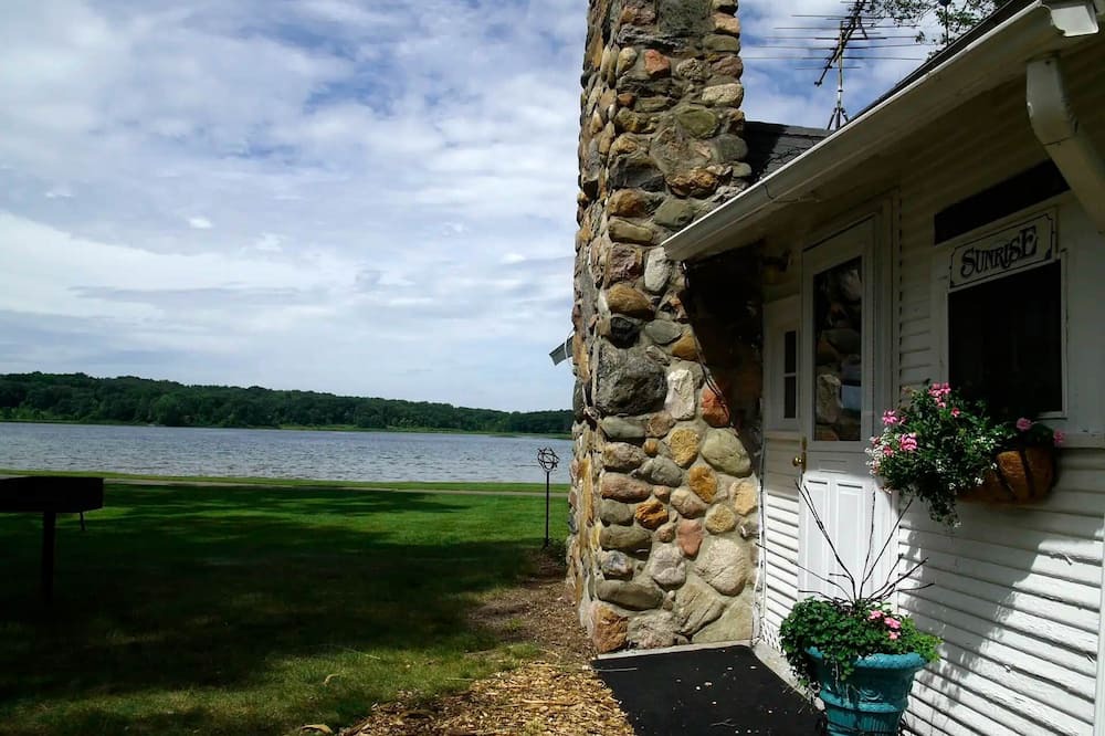 Howell Cabin | Sunrise Historic Cottage (May-Oct)
