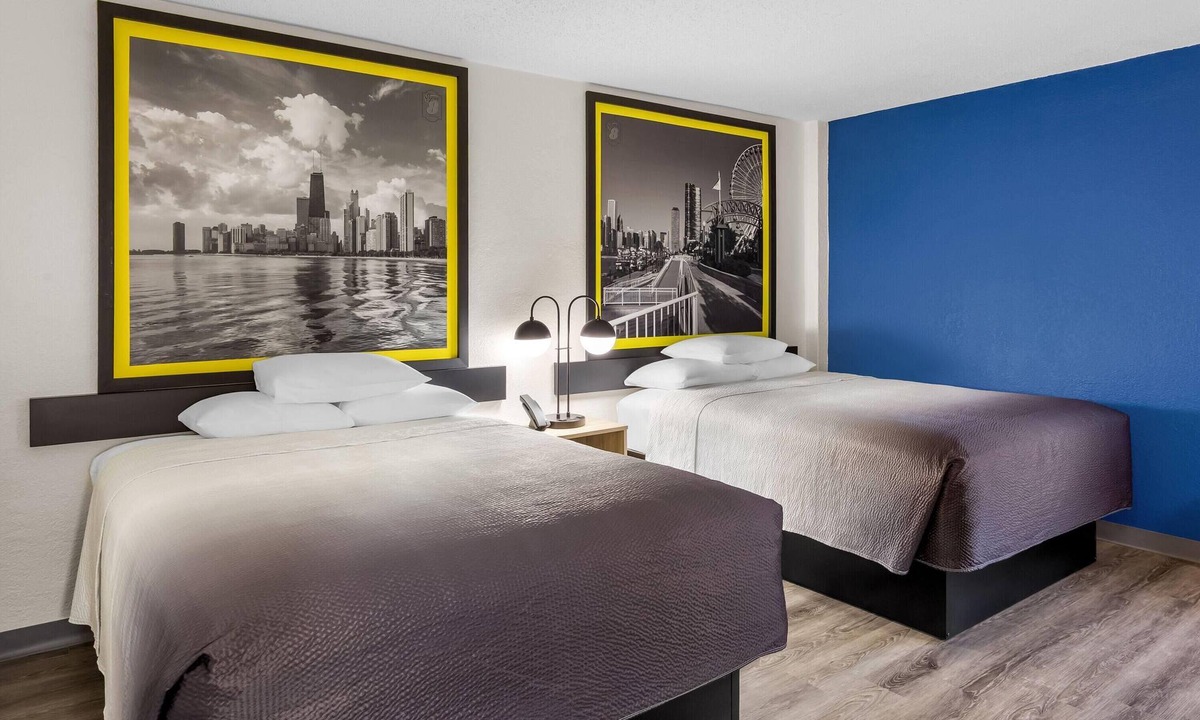 Rogers Park Hotel | Super 8 by Wyndham Chicago IL
