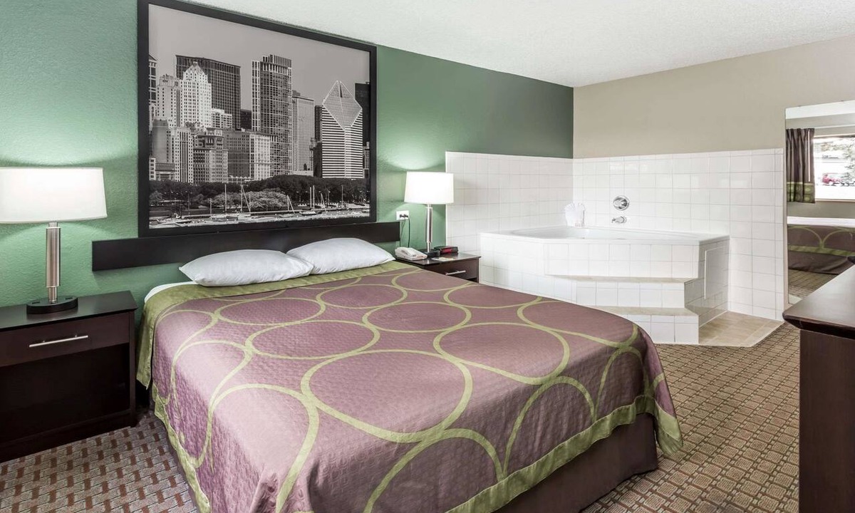 Mundelein Hotel | Super 8 by Wyndham Mundelein/Libertyville Area
