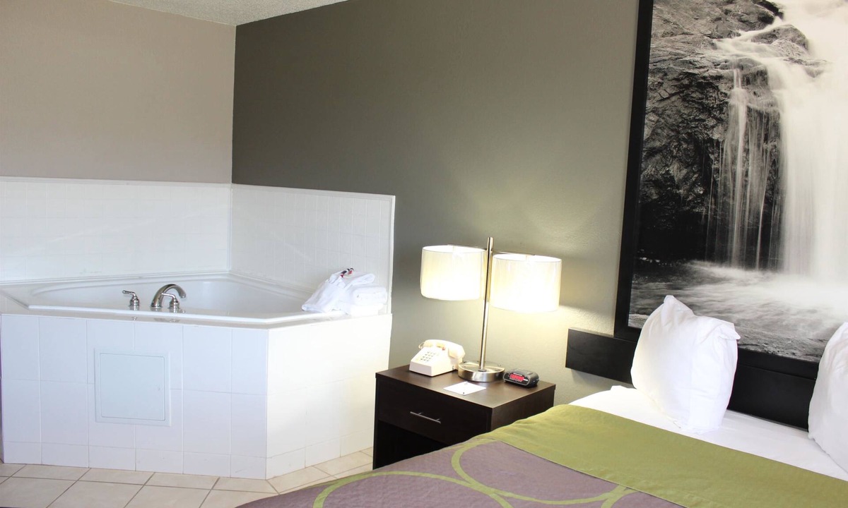 Wyoming Hotel | Super 8 by Wyndham Wyoming/Grand Rapids Area
