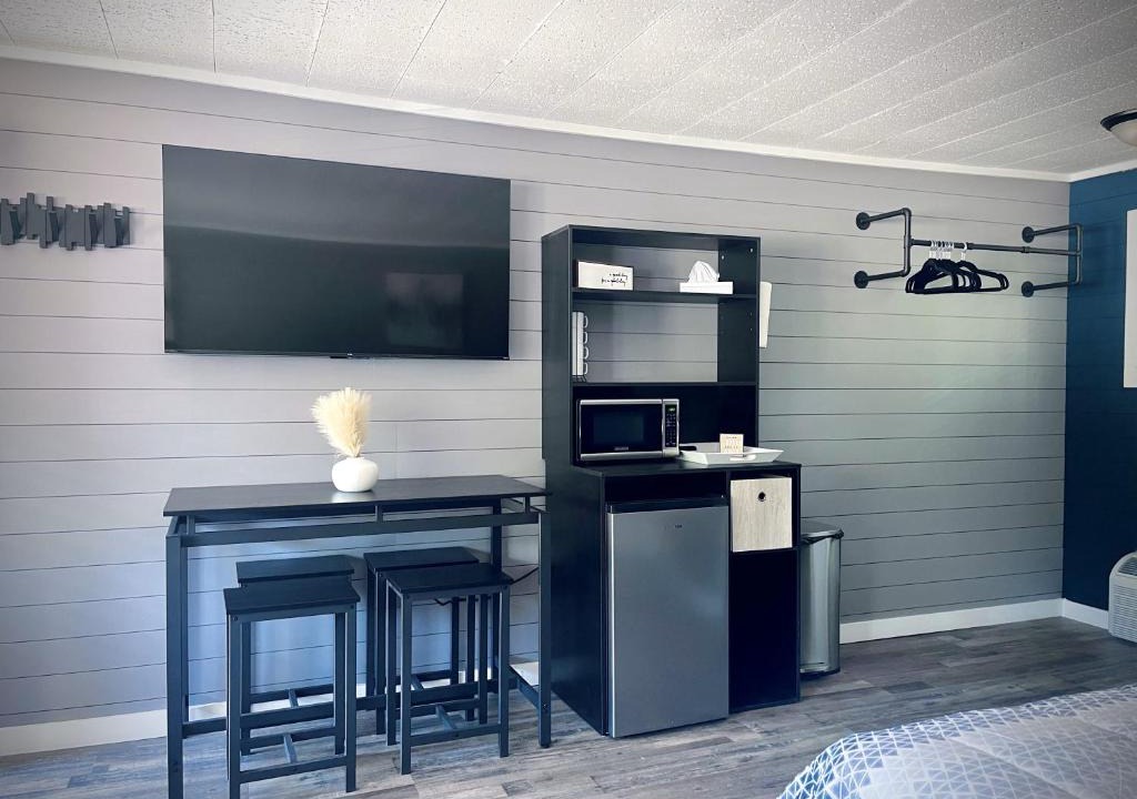 Roscommon Apartment | TeePee Room 11-Newly Renovated