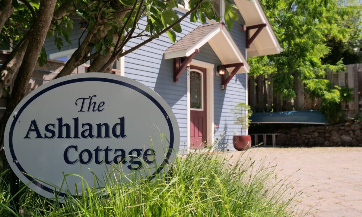 Siskiyou-Hargadine Historic District Cottage | The Ashland Cottage, walk to town