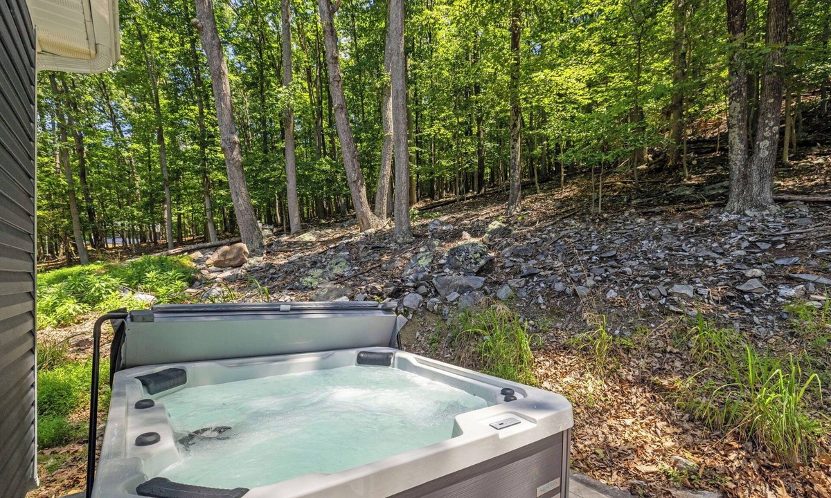 Kabletown House | The Blue Jay | New House in the Woods w/Hot Tub