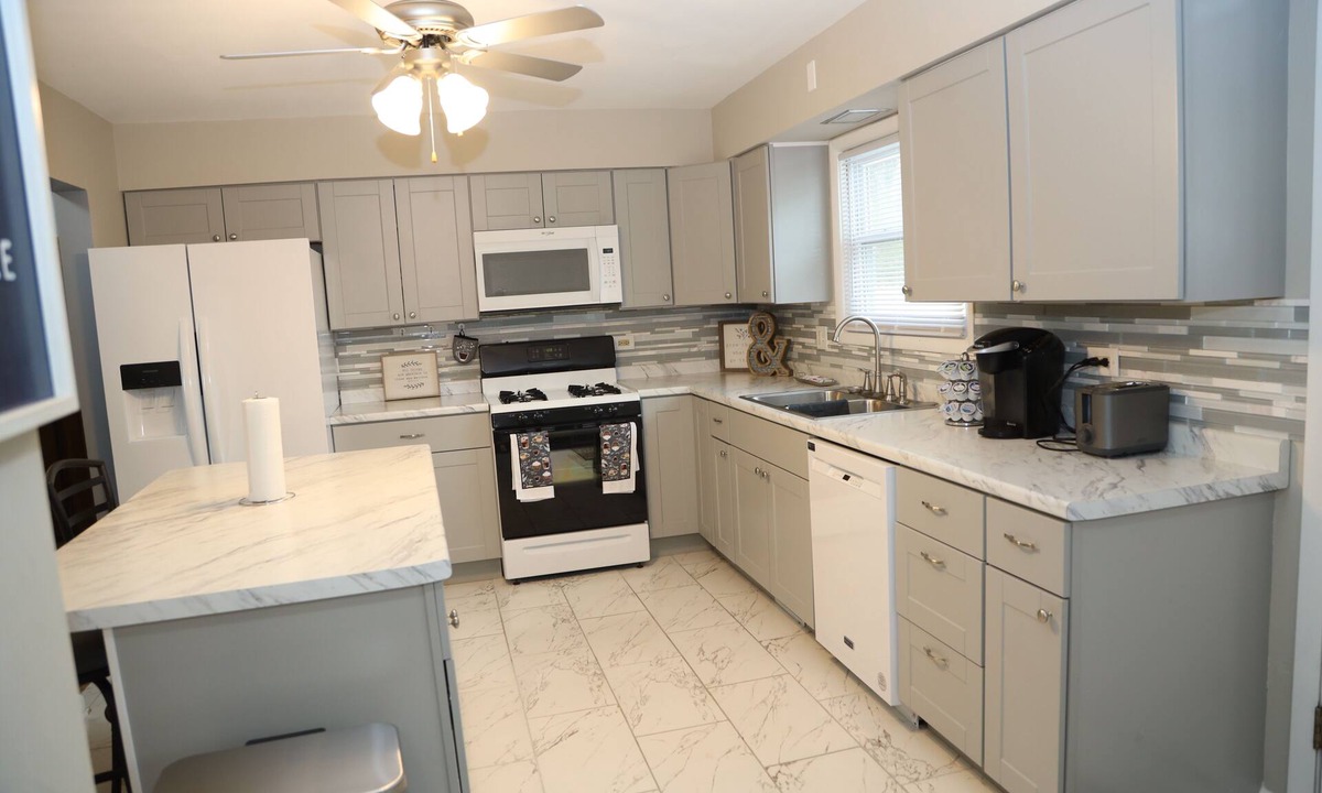 North Chicago House | The Cozy Retreat 1.7 miles from the Naval base