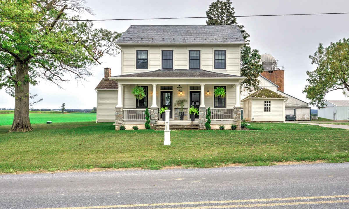 Gordonville House | The Eby Farm/Newly renovated, Modern, Peaceful 5 bedroom & 5 bath/Hot Tub
