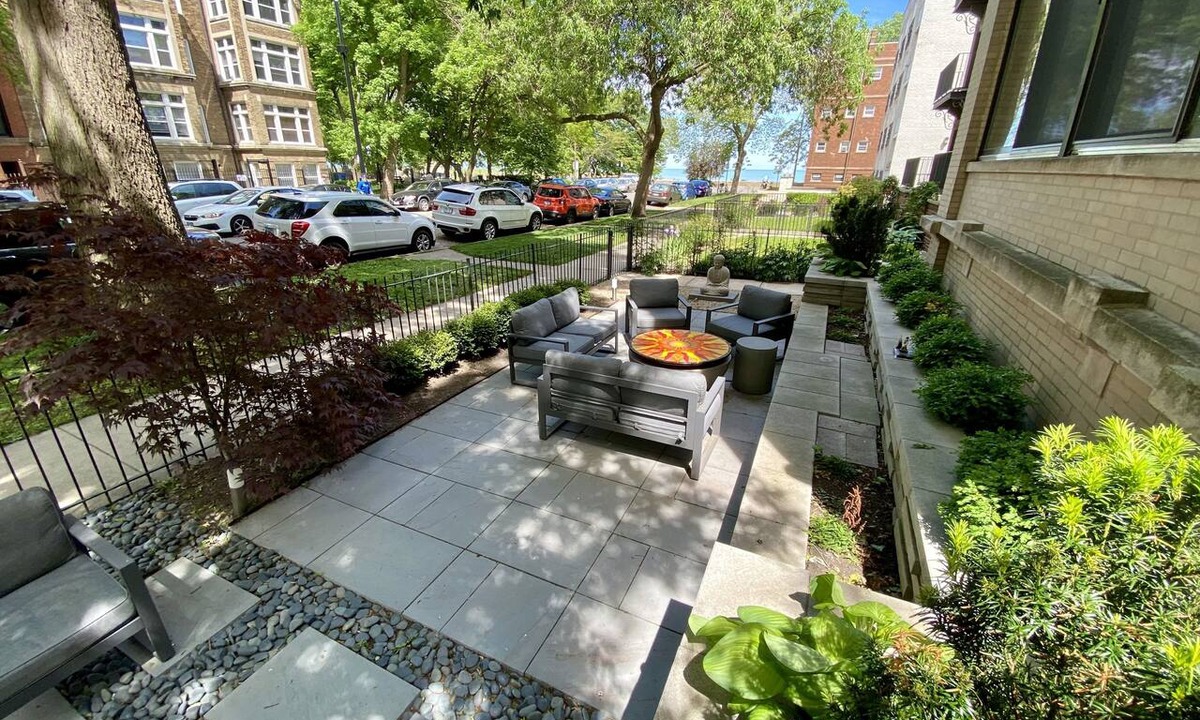 Rogers Park Apartment | The Holiday Lake House - 2br 2bth - 50 steps from the beach!