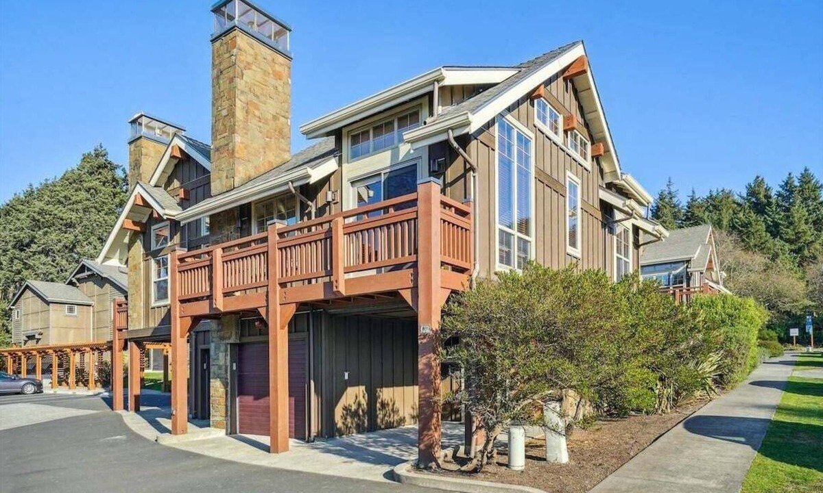 Tolovana Park House | The Lodges C-2 - 1 Block to the Beach!