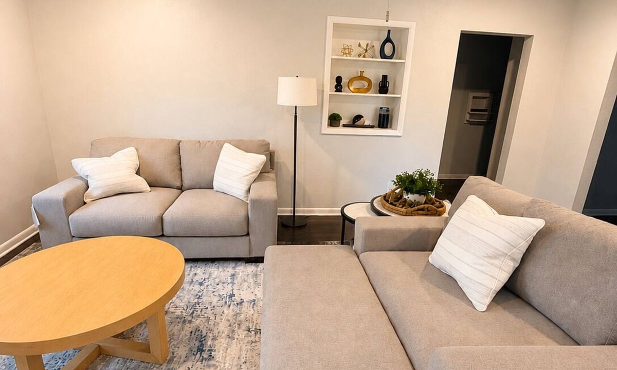 Jefferson City House | The White House is a charming 3-bedroom home in Jefferson City, Missouri. Located near the Missouri State Capitol, downtown attractions, restaurants, and local businesses, this comfortable retreat accommodates up to 6 guests.