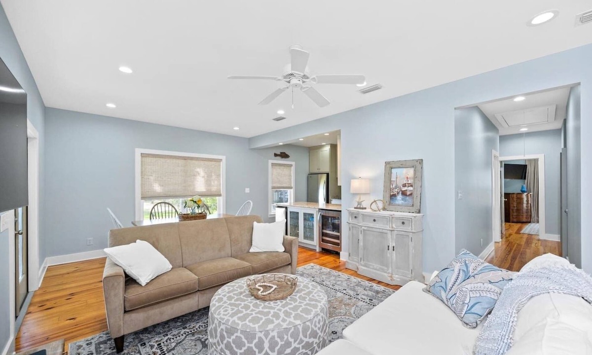 Alabama Gulf Coast Cottage | This quiet, cozy cottage on Mobile bay features a screened porch, Outdoor Grilling, Private pier, Bunk Beds and Sleeps 8!