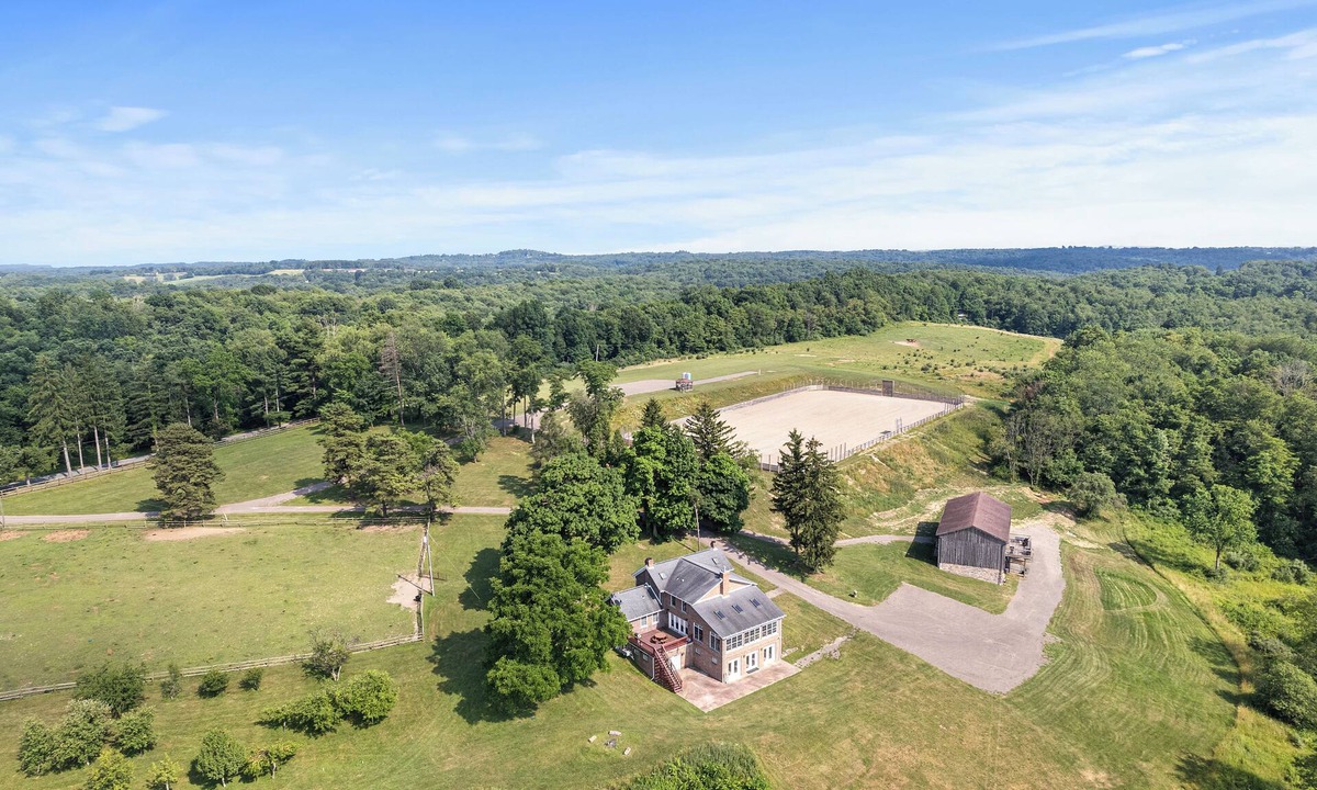 Burgettstown House | Timeless Renovated Pre-Civil War Guest House