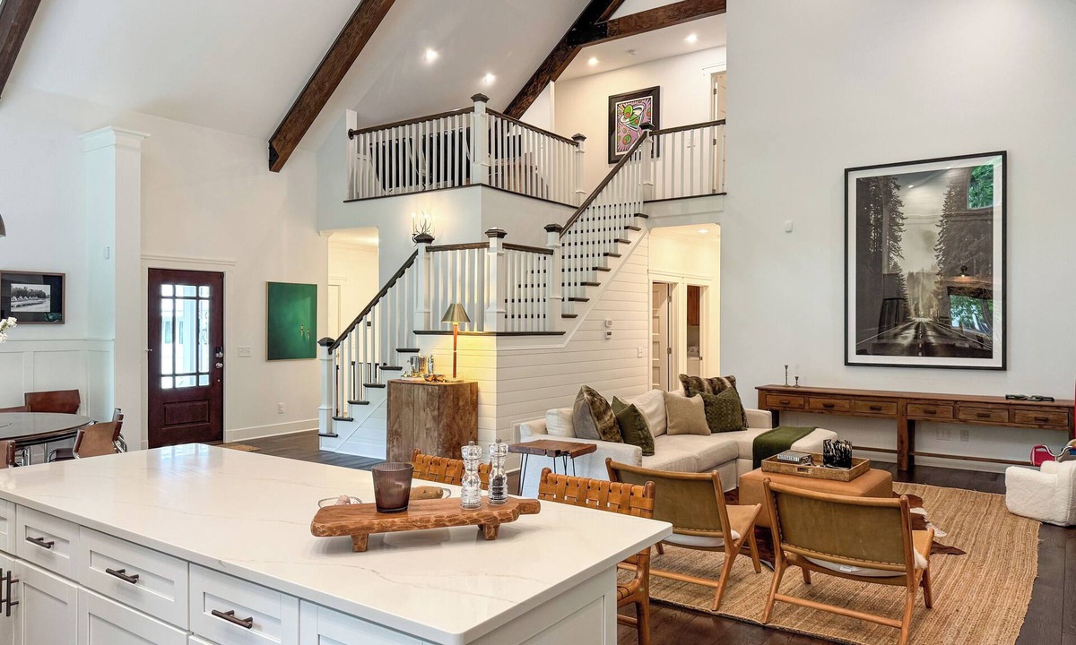 Harbor Springs Cottage | Tini Time Cottage | Walk to Little Traverse Bay + Downtown
