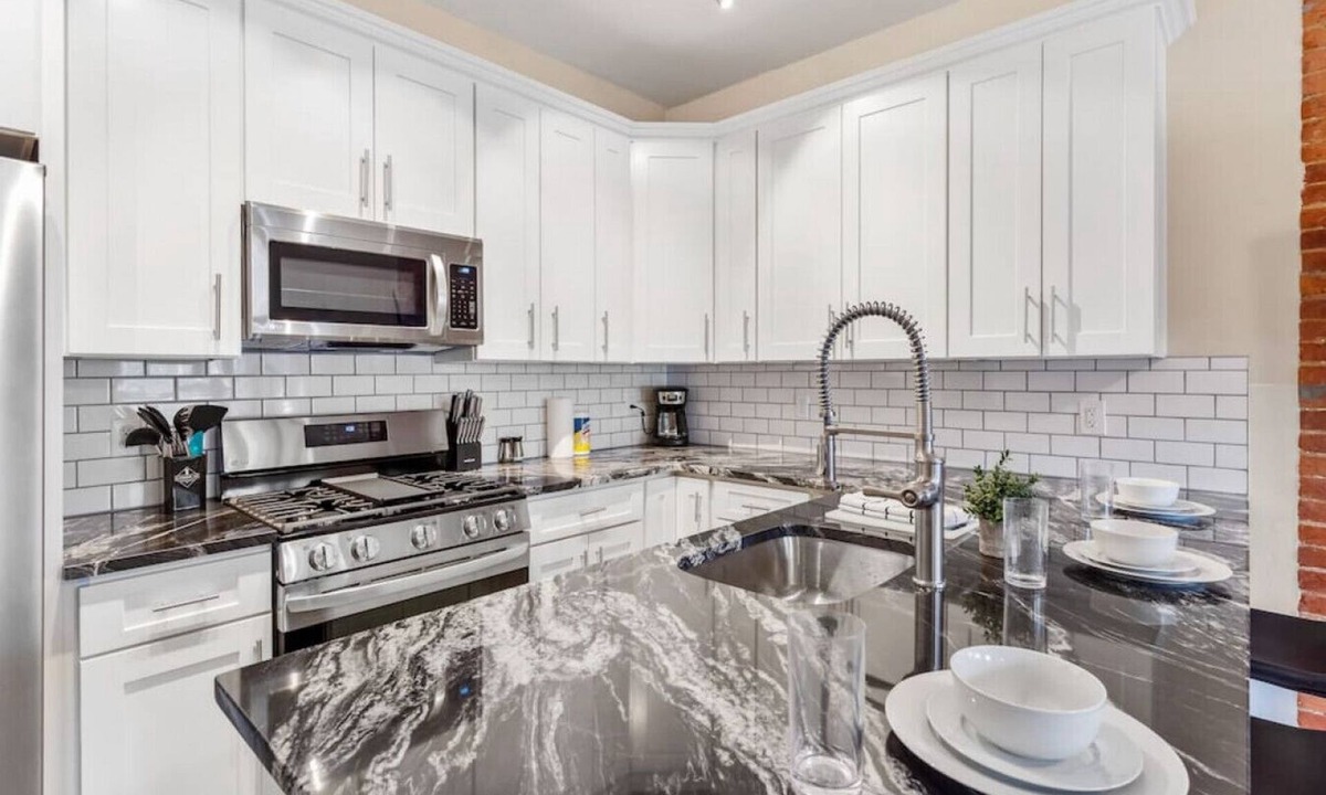 Shadyside Apartment | Upscale Double King Bed Suite ~ Steps from Walnut!