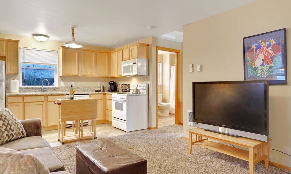 Albany Apartment | Upstairs Apartment close to Hospital