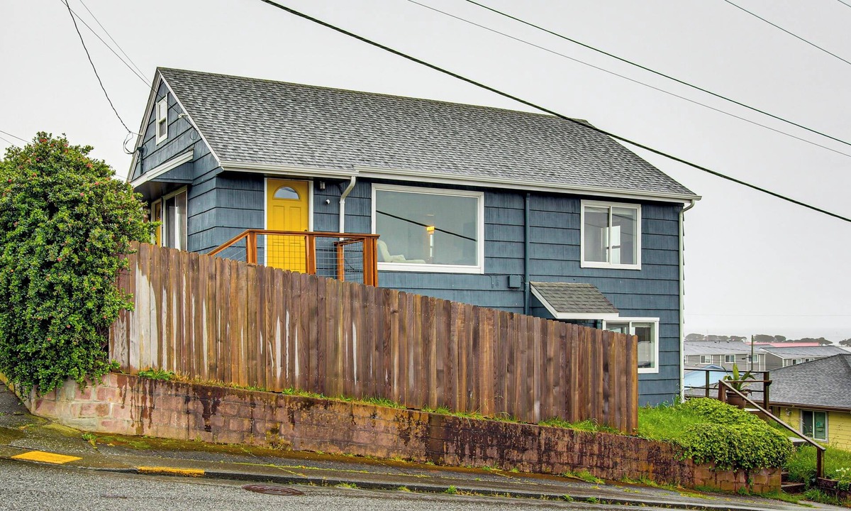 Gold Beach House | Views of Ocean & Harbor! Quaint Gold Beach Duplex